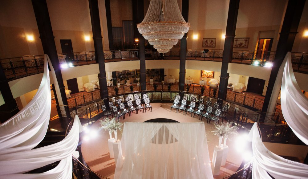 В воскресенье 14 декабря в парк-отеле "Империал Клаб Делюкс" состоялась свадебная церемония Данилы и Дарьи . Изысканная и очень трогательная церемония прошла благодаря самой паре и конечно большой, дружной команде Royal Style: Кирилла Головко и Татьяны Головко с командой, где они все круто снимали , освещали и озвучивали. Как всегда шикарная флористика от цветочного салона Магия цветов. Четкая, профессиональная координация Лилии Валяйкиной и Ольги Логиновой. Фото Юрий Ищук.  Ведущий свадебной церемонии, шоумен- Михаил Умнов. Оформление свадебной регистрации от Студии декора Весна. Сладкий стол и обслуживание фуршета от Cafeletto. 