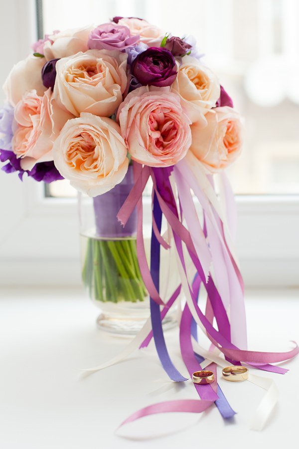Фиолетовые и персиковые цветы в букете