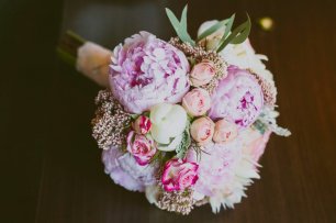 Букет невесты с пионами и розами