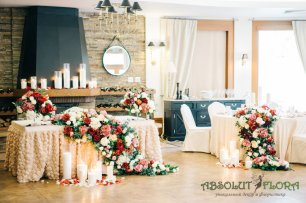 Декор зала цветочными раннерами