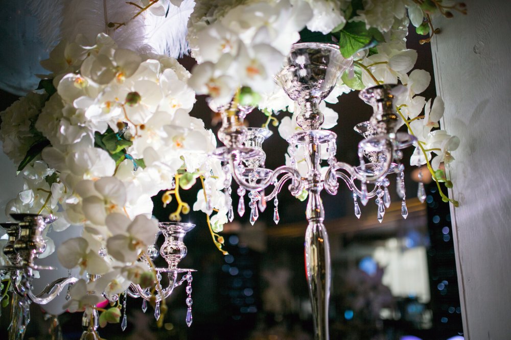 украшение столов на свадьбу, подсвечники, флористика, орхидеи