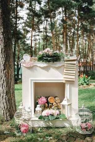 Декоративный камин на свадебной фотосессии