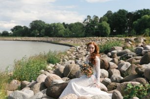 Прогулка невесты на каменистом берегу