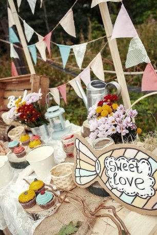 Сладкий стол, украшенный флажками