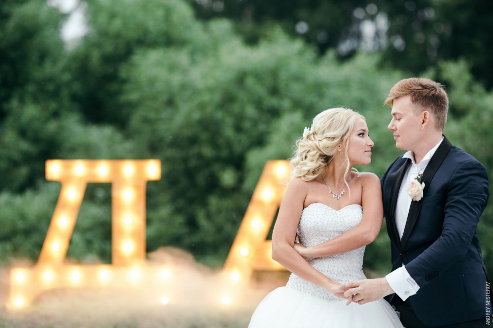 Деревянные буквы с лампочками высотой 1м