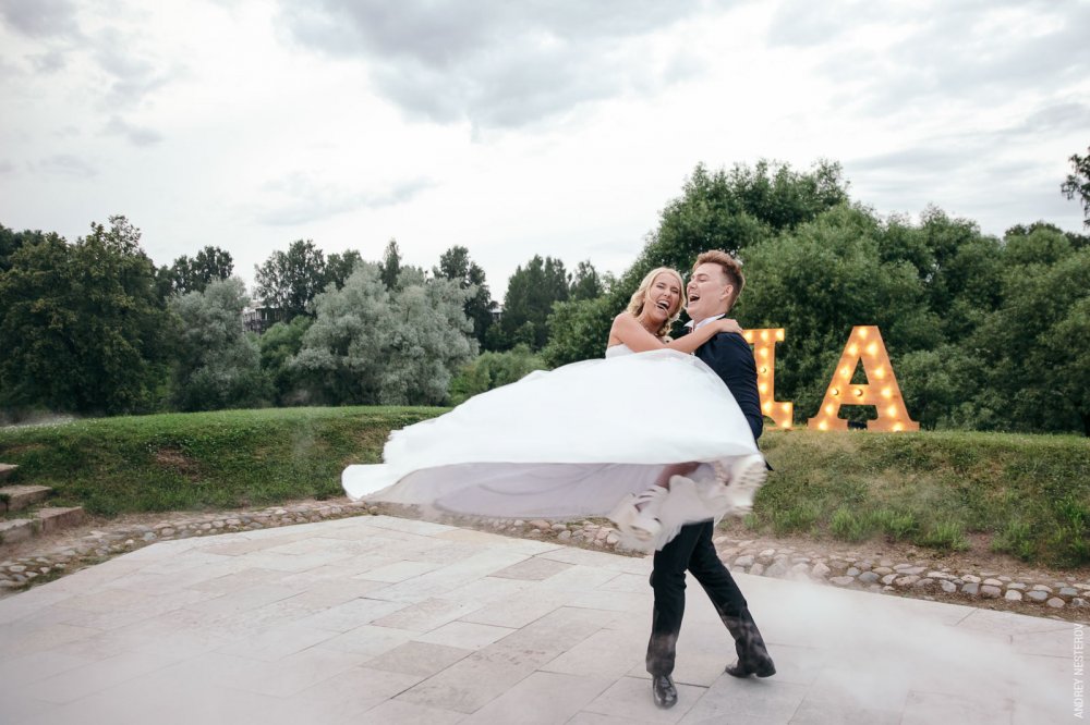 Деревянные буквы с лампочками высотой 1м