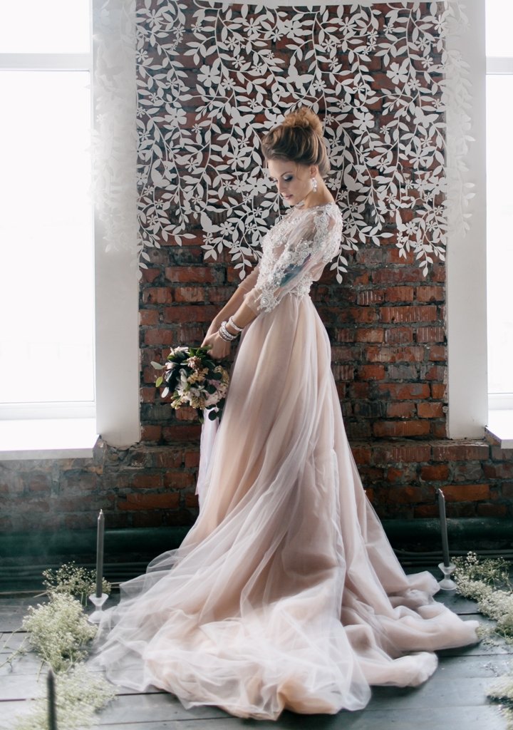 Невеста в восхитительном бежевом платье