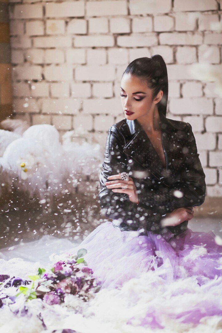 Красивая и дерзкая @allochkaberger в нашем совместном проекте.
Фотограф и вдохновитель @maratkornauhov 
Макияж и прическа @natamal77 
Свадебное платье @flerett_tver 
Локация @la_province
Декор и флористика мы @marry_me_tver 