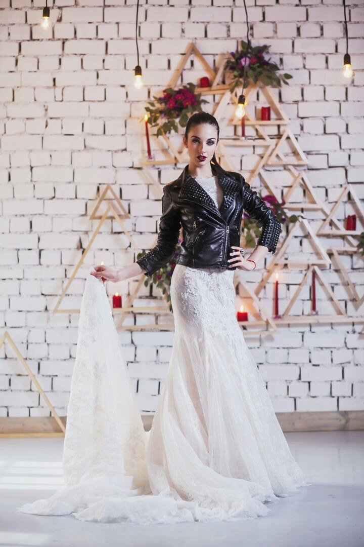 Красивая и дерзкая @allochkaberger в нашем совместном проекте.
Фотограф и вдохновитель @maratkornauhov 
Макияж и прическа @natamal77 
Свадебное платье @flerett_tver 
Локация @la_province
Декор и флористика мы @marry_me_tver 