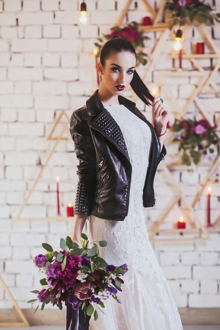 Красивая и дерзкая @allochkaberger в нашем совместном проекте.
Фотограф и вдохновитель @maratkornauhov 
Макияж и прическа @natamal77 
Свадебное платье @flerett_tver 
Локация @la_province
Декор и флористика мы @marry_me_tver 