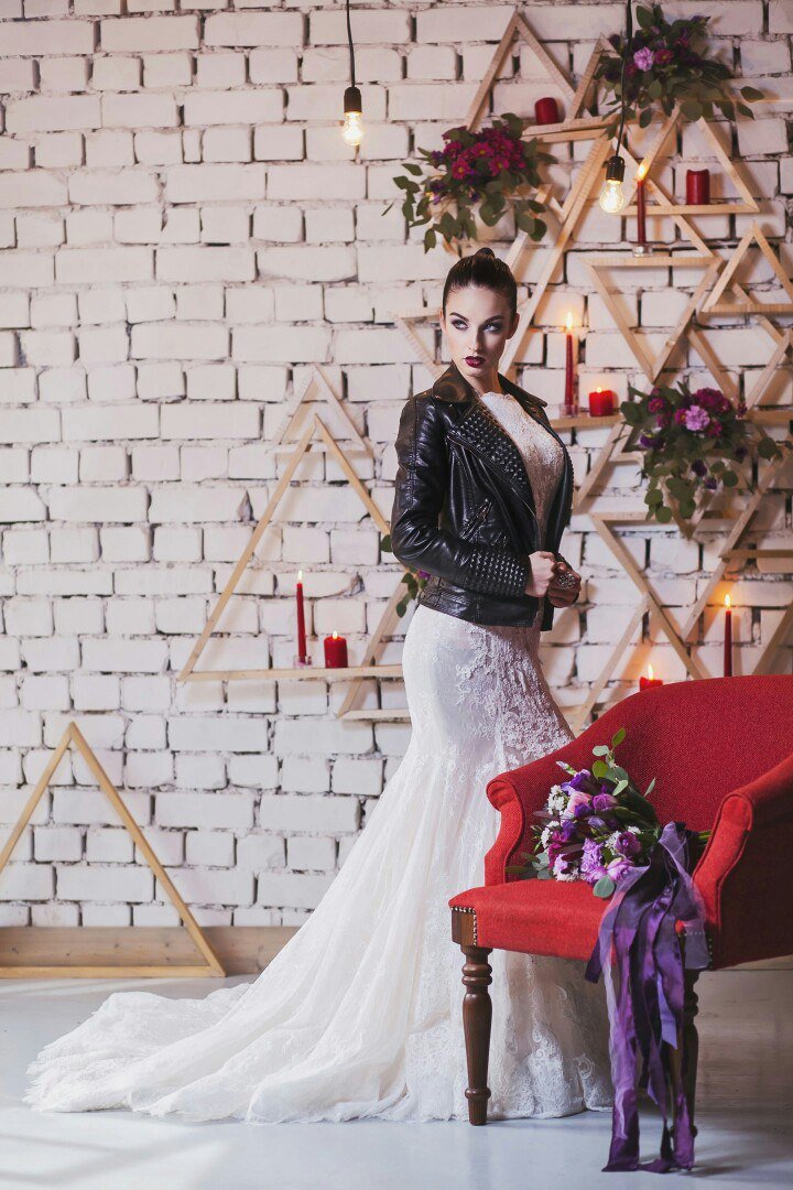 Красивая и дерзкая @allochkaberger в нашем совместном проекте.
Фотограф и вдохновитель @maratkornauhov 
Макияж и прическа @natamal77 
Свадебное платье @flerett_tver 
Локация @la_province
Декор и флористика мы @marry_me_tver 