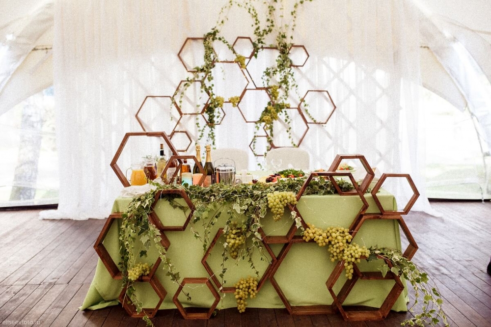 Виноградная свадьба. Стол молодоженов