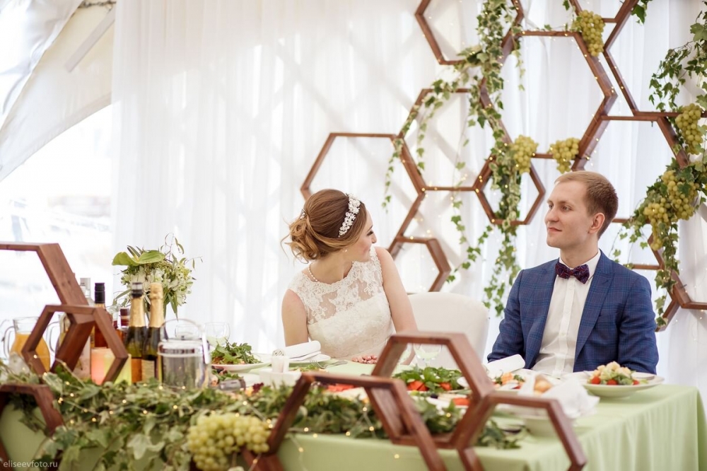 Виноградная свадьба. Стол молодоженов
