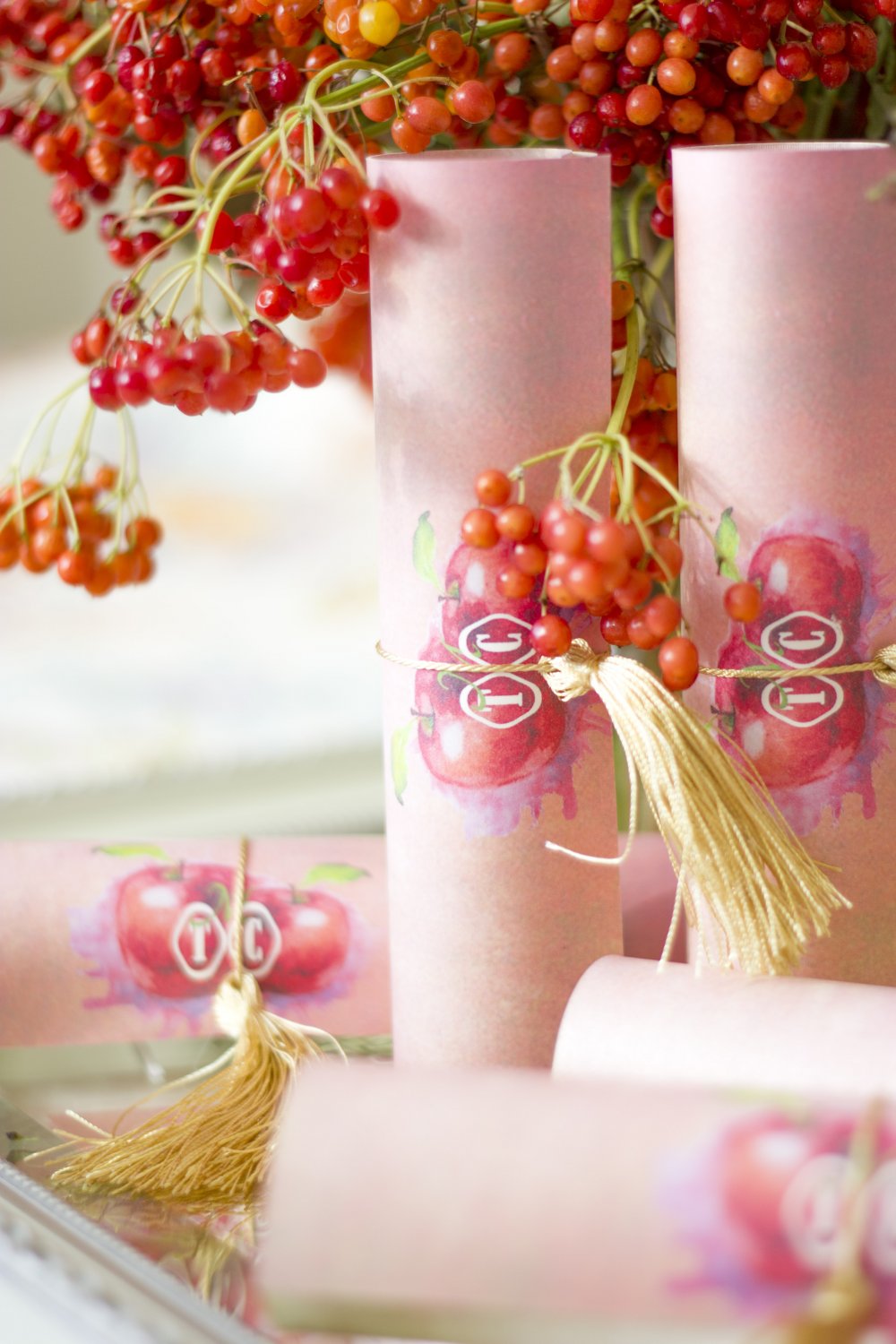 Пригласительное-свиток для яблочной осенней свадьбы. Формат А4 перевязано золотой нитью с кисточкой. Бумага дизайнерская "микровельвет" с перламутровым отливом.