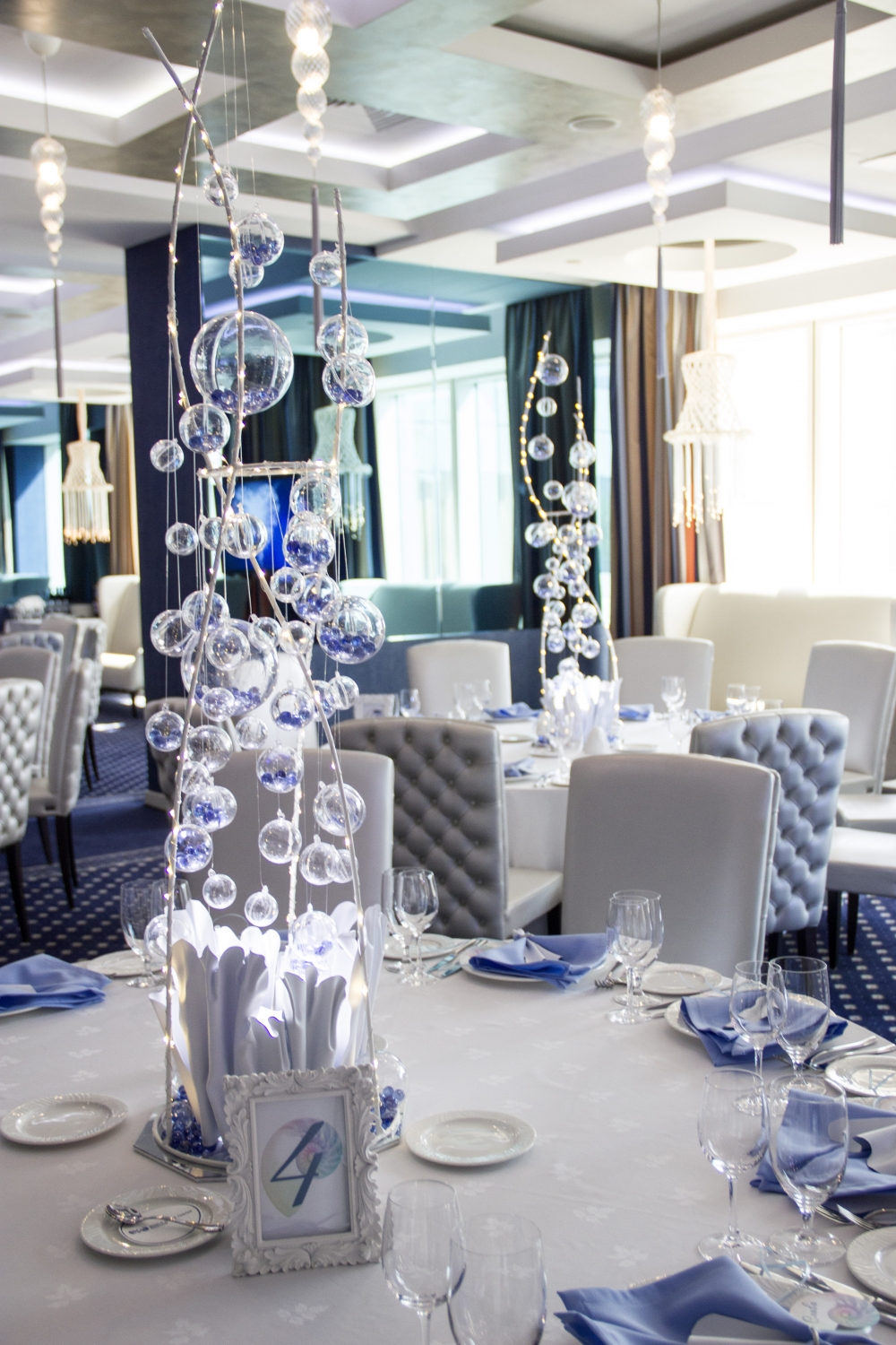 Декор столов гостей воздушными пузырьками