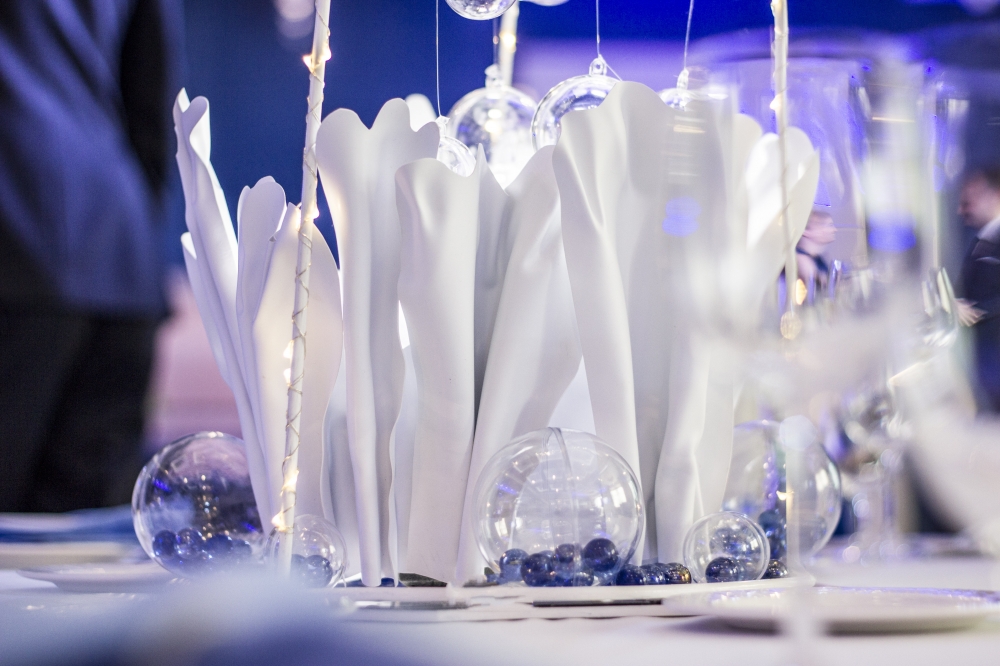 Декор столов гостей воздушными пузырьками и водорослями