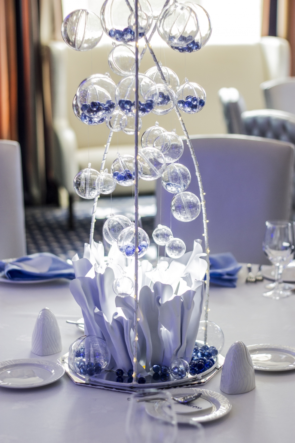 Декор столов гостей воздушными пузырьками