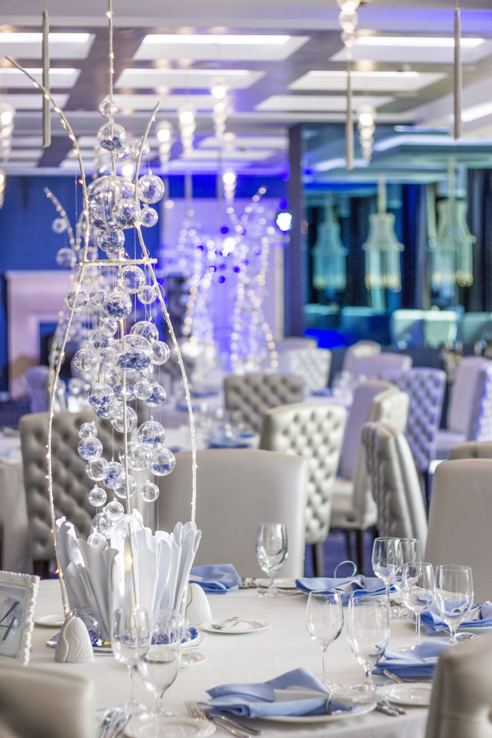 Декор столов гостей воздушными пузырьками