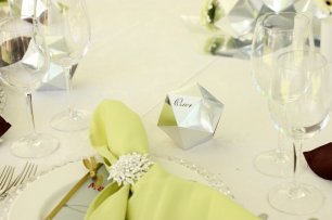 Карточки рассадки и сервировка на "зеркальной" свадьбе