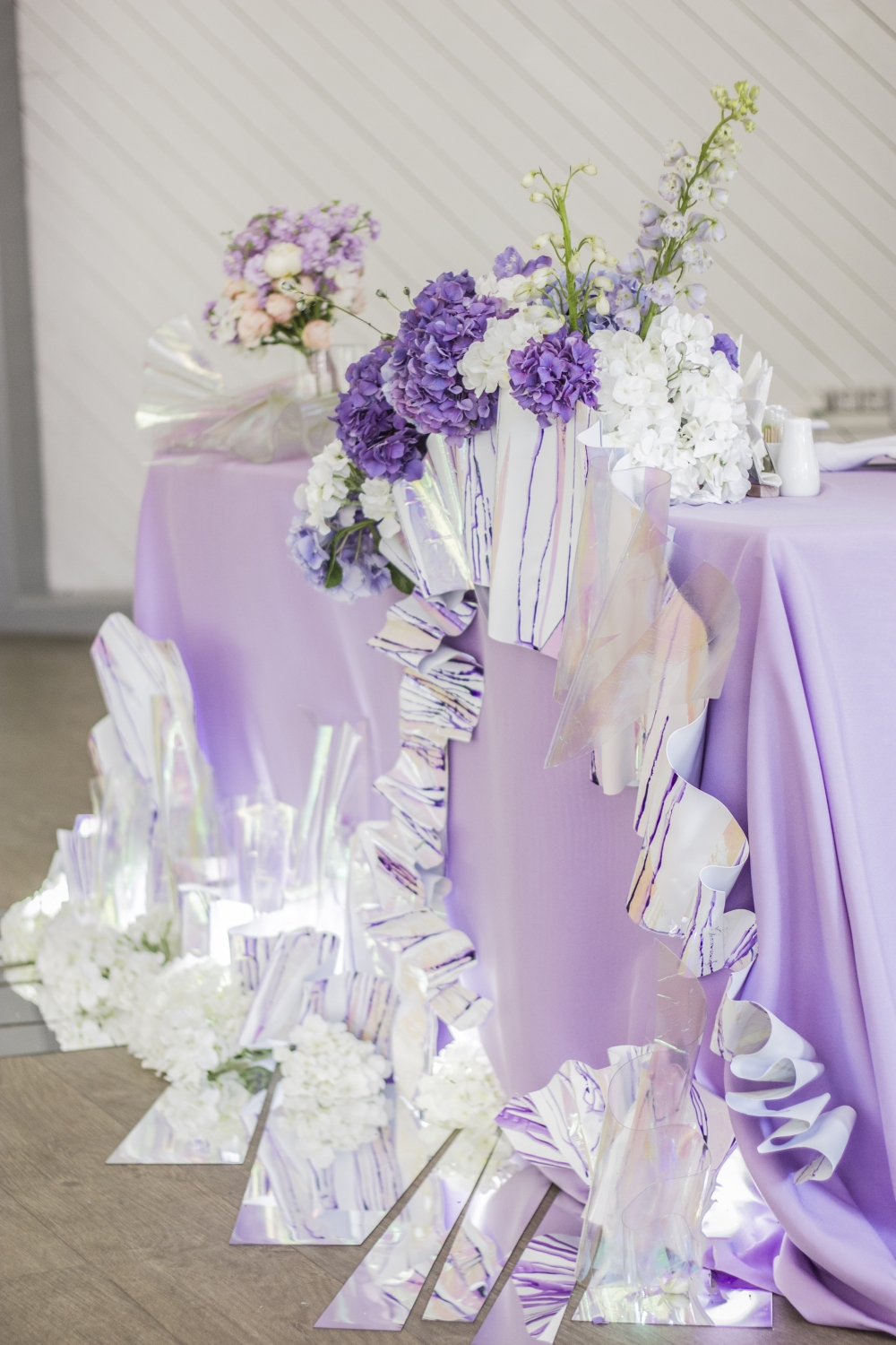 Стол жениха и невесты в фиолетовом цвете