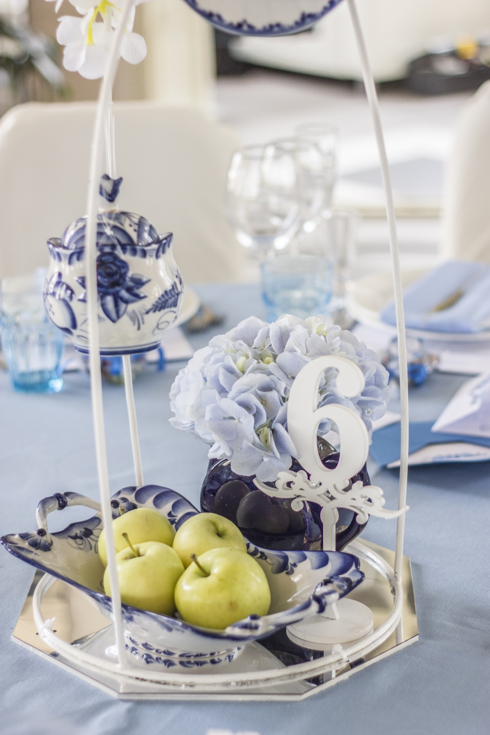 Декор столов на русско-французской свадьбе