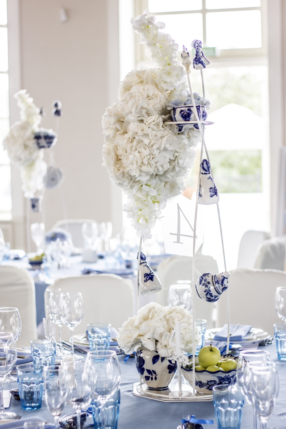 Декор столов на русско-французской свадьбе