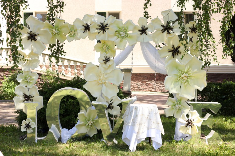 Зеркальная свадьба. Арка из огромных цветов