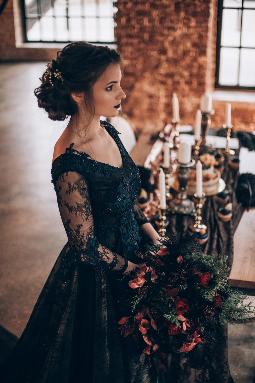 Романтичная свадебная съемка в темных тонах
За фото спасибо @k.karpeshova