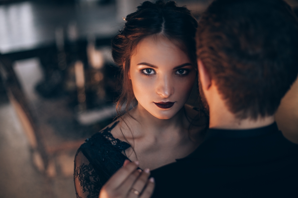 Романтичная свадебная съемка в темных тонах
За фото спасибо @k.karpeshova