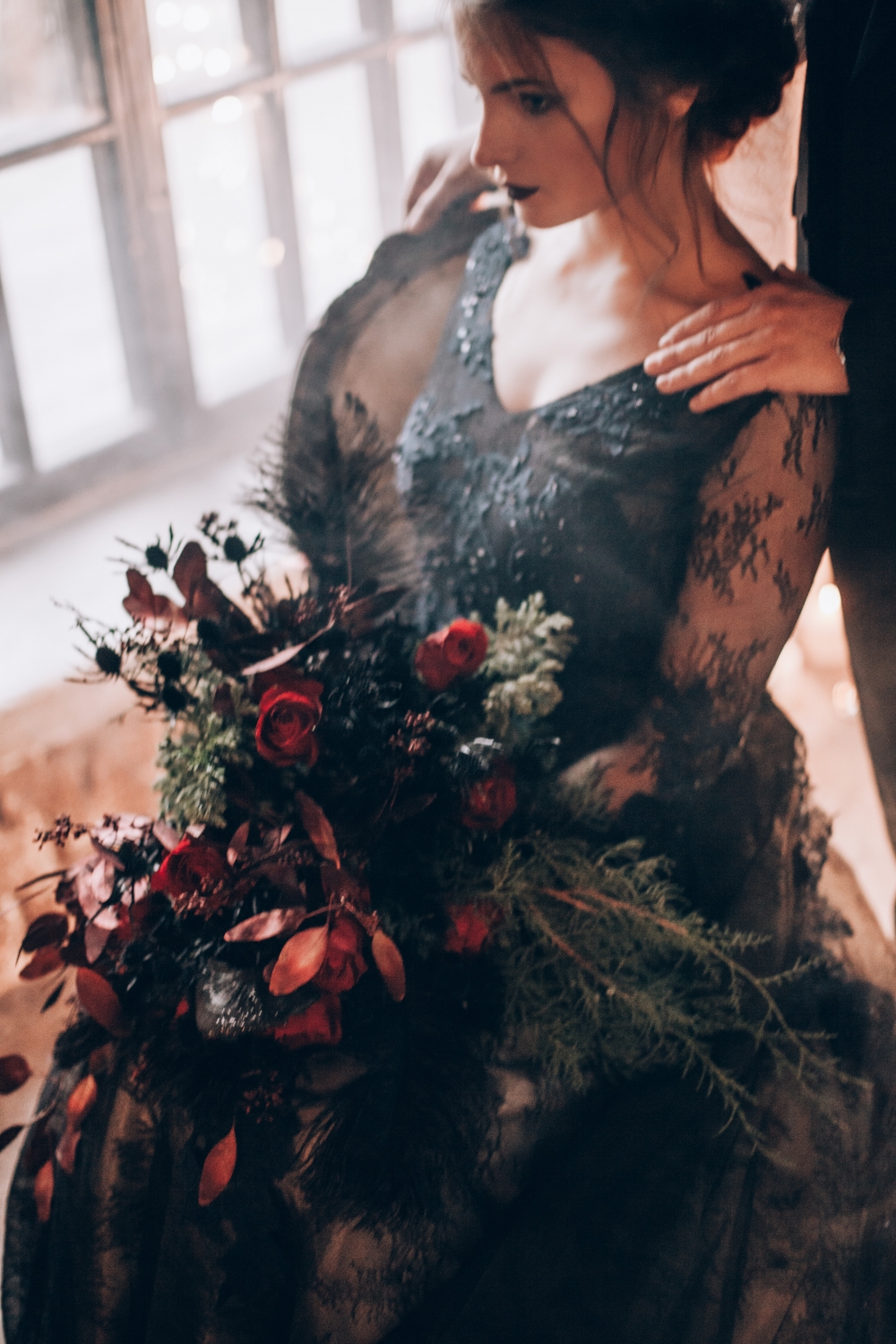 Романтичная свадебная съемка в темных тонах
За фото спасибо @k.karpeshova