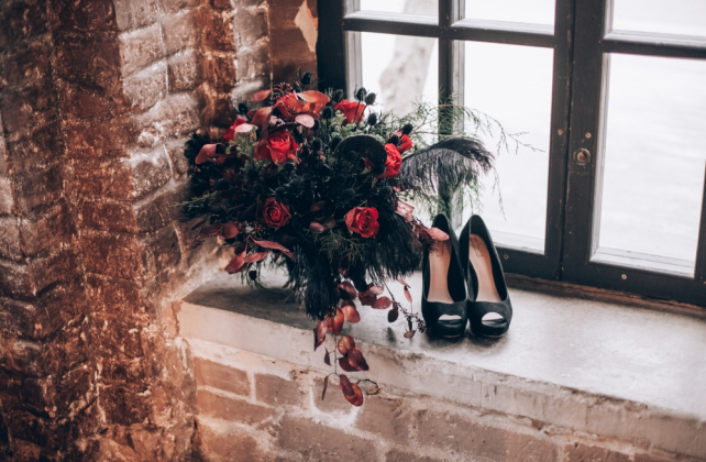 свадебный букет в темных тонах, декор LOVE PROJECT