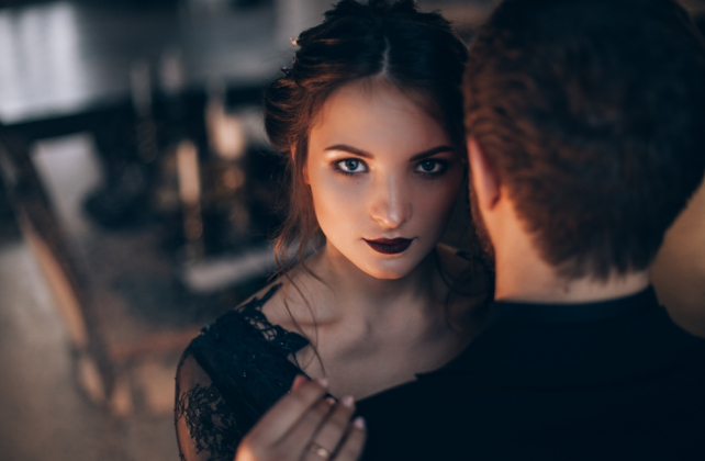 макияж невесты с темными губами, декор LOVE PROJECT