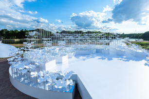 Свадебная церемония в парке "Кусково" с видом на водоем. Сотни лепестков и конструкция в форме лабиринта, в которой отражается каждый элемент. Эстетика и элегантность в каждой детали.