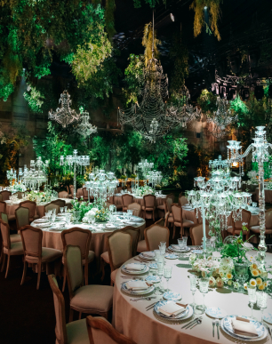 Свадебное торжество MAJESTIC ORANGERY. Торжественный зал, утопающий во флористике в стиле Оранжереи, хрустальных люстрах и подсвечниках.