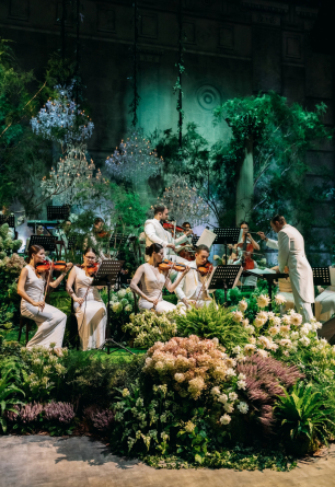 Свадебное торжество MAJESTIC ORANGERY. Зона оркестра, утопающая в садовой флористик в стиле Оранжереи