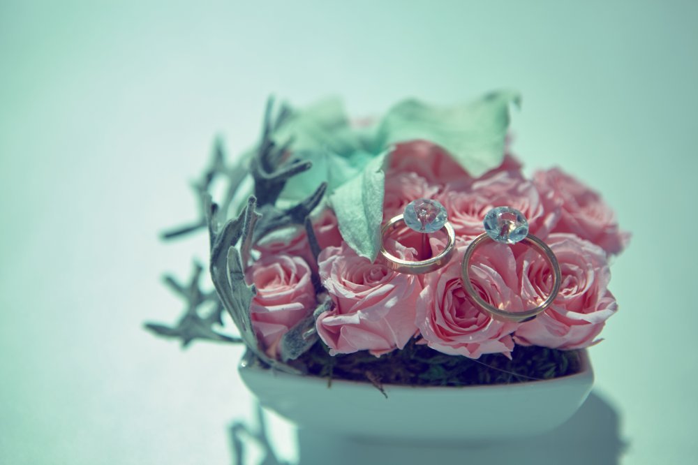 Подушечка для колец из стабилизированных цветов и растений останется с вами яркой памятью о самом главном дне до самой пятой годовщины Вашей свадьбы! 