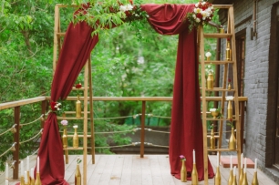 Арка из стремянок для выездной регистрации