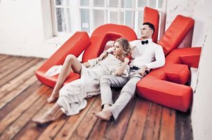 Фотосессия молодожен с большими буквами LOVE