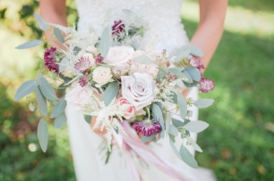 Раскидистый букет невесты с сиреневыми акцентами