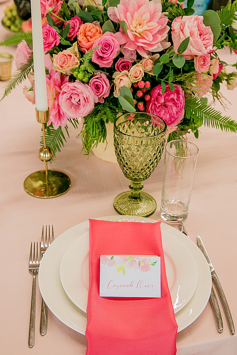 Сочная цветочная композиция на гостевых столах, поддержанная изысканной сервировкой