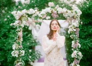 Утро невесты в саду сирени