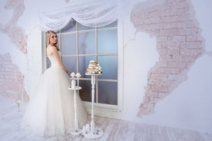 Невеста в светлой студии