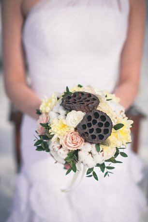 Свадебный букет с коробочками лотоса