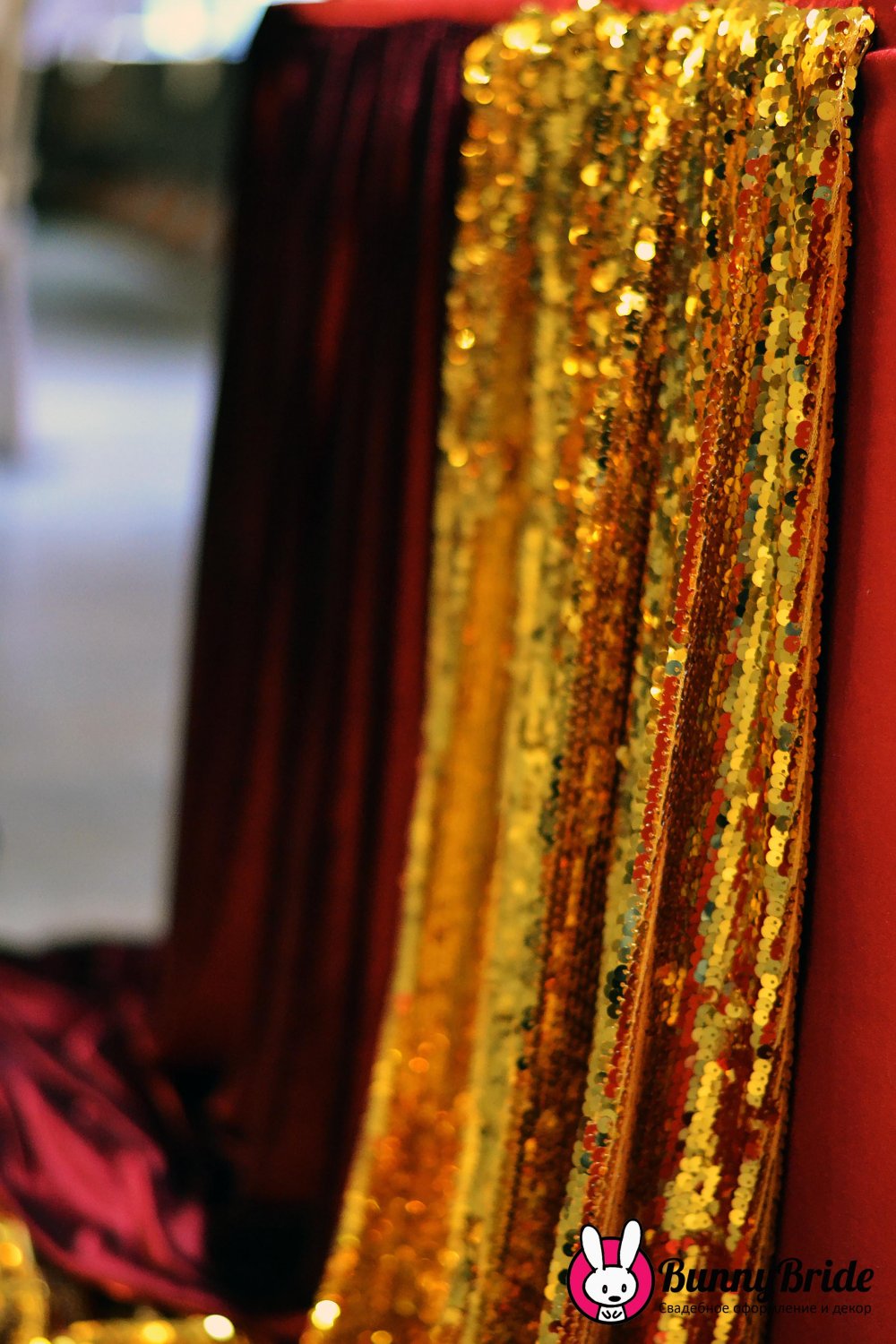 Сочетание трех фактур тканей: спокойный габардин, роскошный бархат, праздничная пайетка