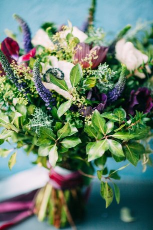 Букет невесты с анемонами и вероникой