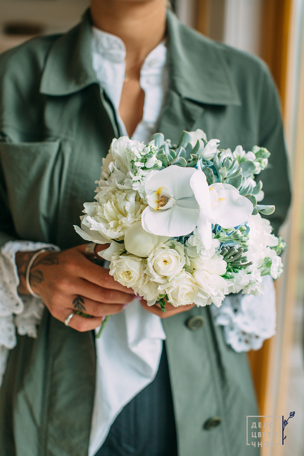 Белый букет невесты с суккулентом 