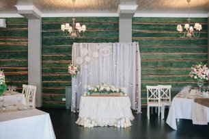 Место торжества украшенный кружевом, пяльцами и цветами