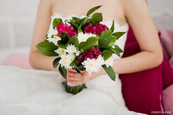 Фотограф Катя Фирсова
Прическа и макияж Ольга Белоусова
Букет Юлия Перовская