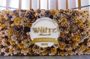 Фотозона из бумажных цветов