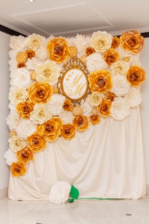 Фотозона из бумажных цветов золотого цвета